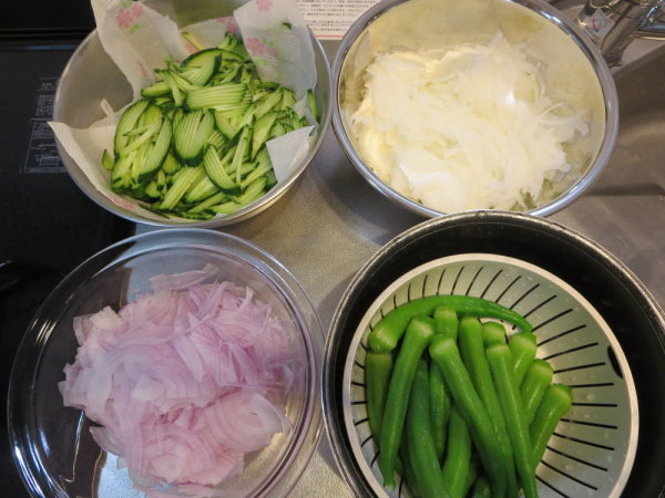 野菜の下処理(きゅうりの千切り、スライス玉ねぎ、ボイルオクラ)