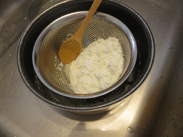 牛乳と酢で作るカッテージチーズ
