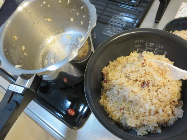 圧力鍋で炊いた玄米を炊飯器に移す