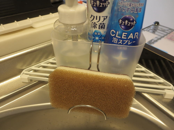 キッチンシンクの洗剤とスポンジの収納方法