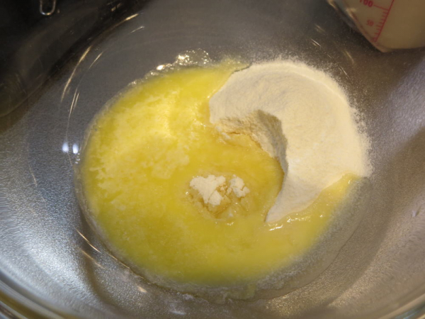耐熱ボウルにバターと小麦粉
