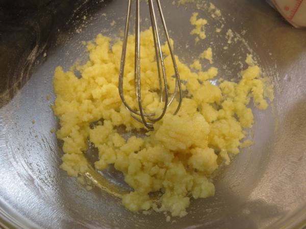バターと小麦粉を混ぜる