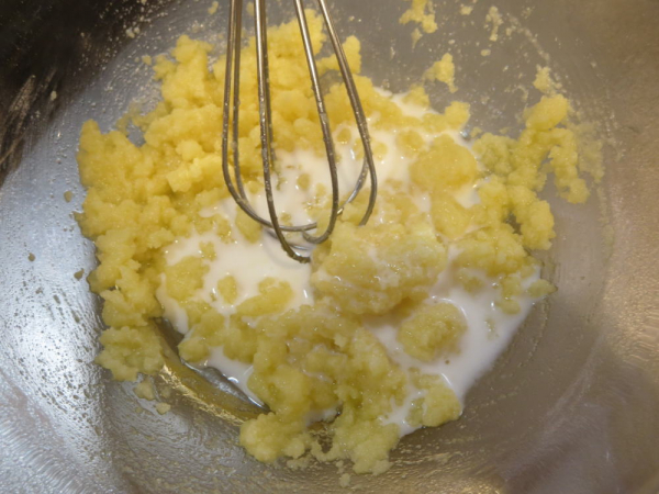 バターと小麦粉を混ぜた中へ少量の牛乳を入れ混ぜる
