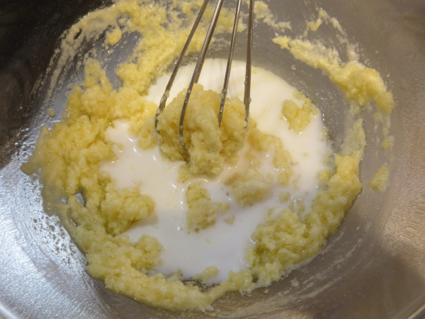 バターと小麦粉を混ぜた中へ少量の牛乳を入れ混ぜる