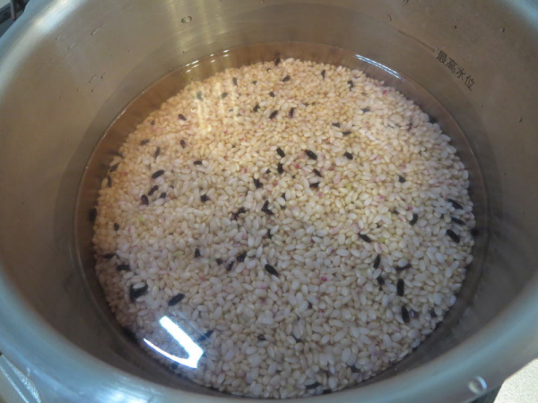 玄米と黒米を圧力鍋へ