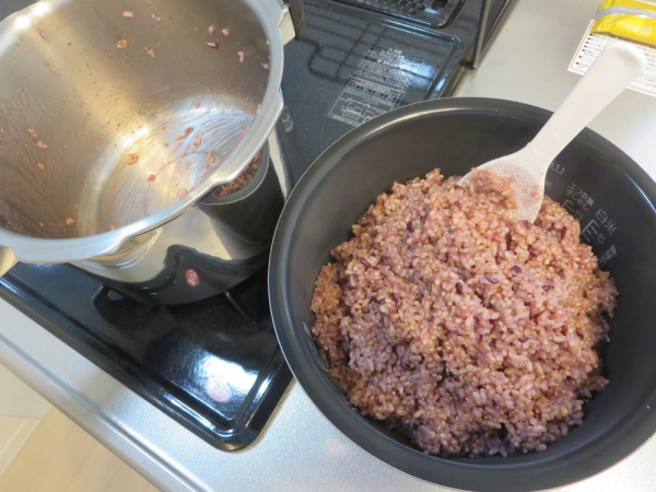 圧力鍋で炊いた玄米＋黒米のごはんを炊飯器に移します