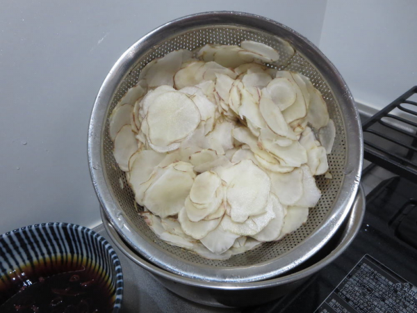 ベンリナー(野菜スライサー)で菊芋をスライス
