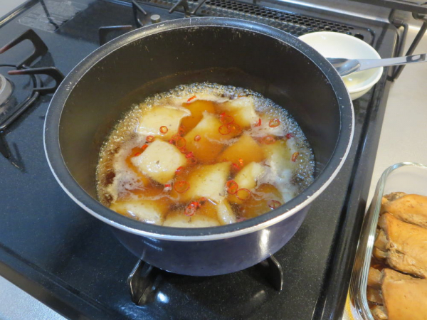 鶏ごぼうの煮汁でこんにゃくを煮る