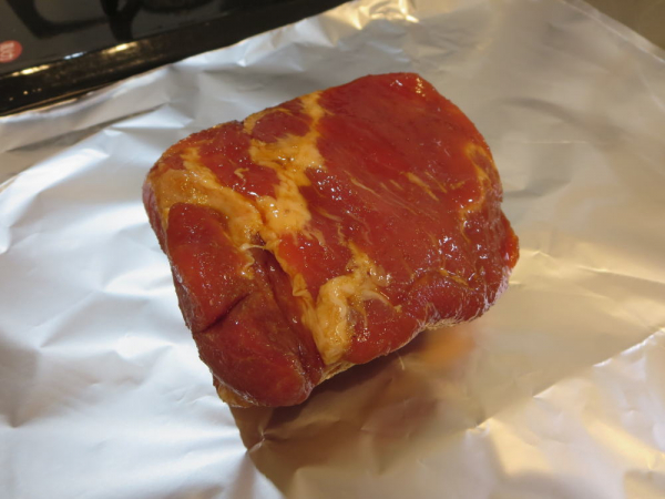 調味料に漬け込んだ豚バラ肉をホイルで包む
