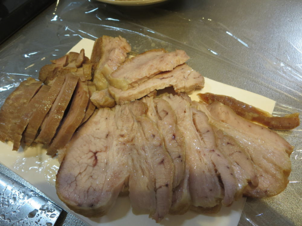 オーブントースターで焼いた豚バラ肉をスライス