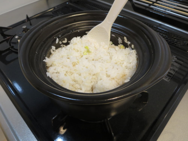 雑穀米を入れて土鍋でごはんを炊く