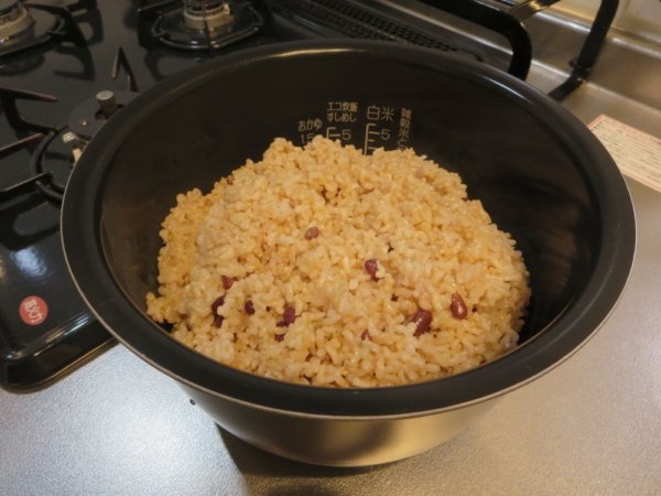 圧力鍋で炊いた玄米を炊飯器へ