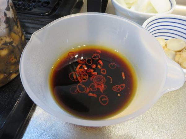 菊芋を漬けこむ酢醤油