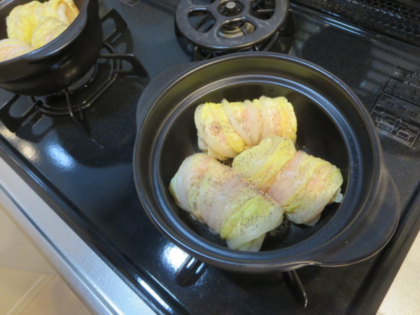 ロール白菜を土鍋に入れて蒸し焼き