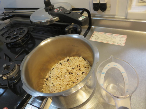 玄米ごはんを圧力鍋で炊く