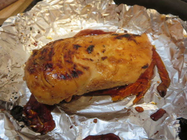 塩こうじ漬けの鶏むね肉を蒸し焼きにして調味料