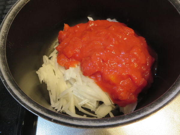 トマト缶と玉ねぎでトマトソースを作り置き