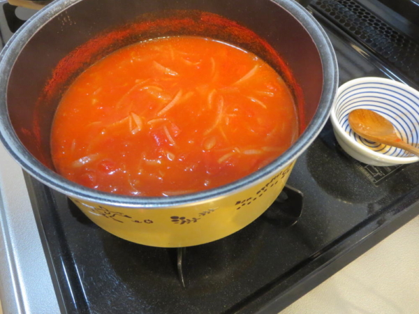 トマト缶と玉ねぎでトマトソースを作り置き