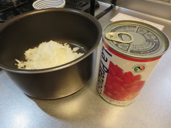 玉ねぎのみじん切りとトマト缶