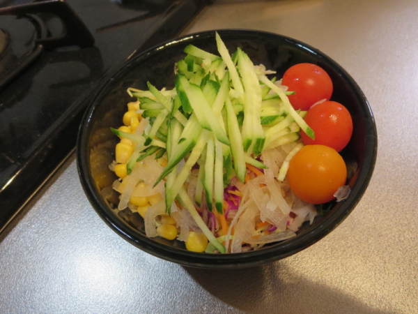 パックサラダを器に移して野菜をプラス
