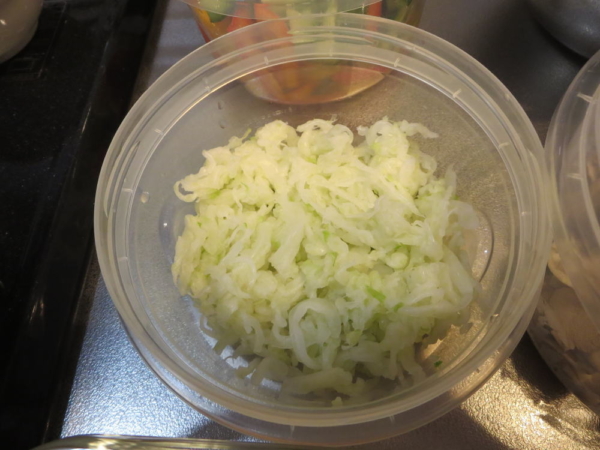 白菜の芯の塩もみ