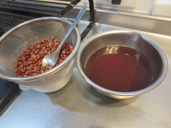 煮た小豆を分ける