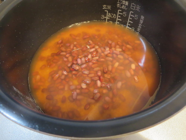 もち米＋小豆の煮汁＋水の上に小豆をのせる