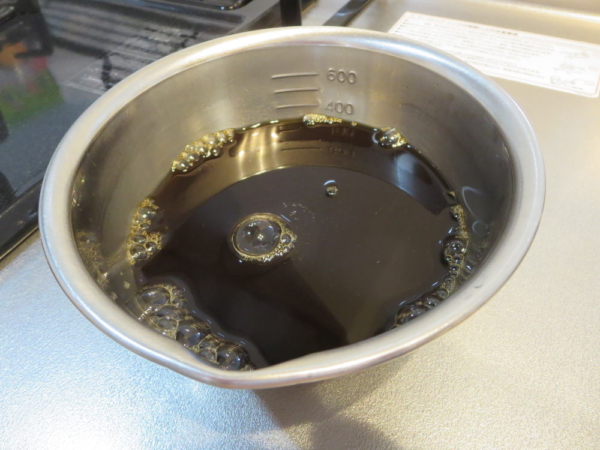氷コーヒーを作るためにコーヒーを淹れる