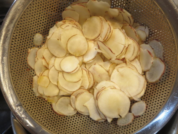 菊芋をスライス