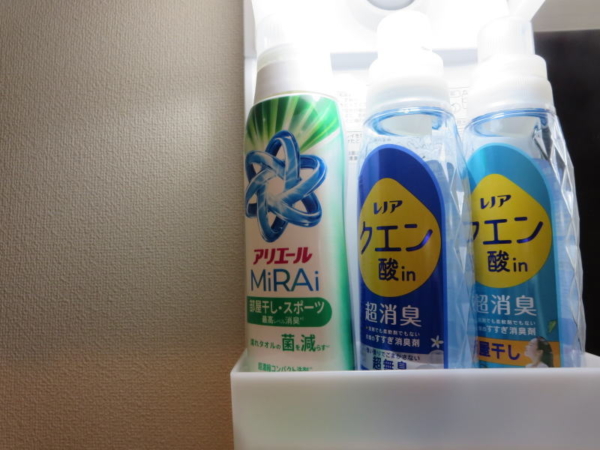 洗濯洗剤は洗面所のミニ棚で保管