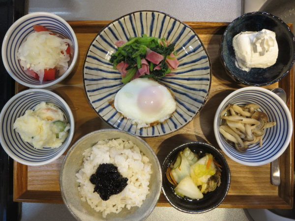 目玉焼き(ほうれん草とハムのソテー添え)メインの献立