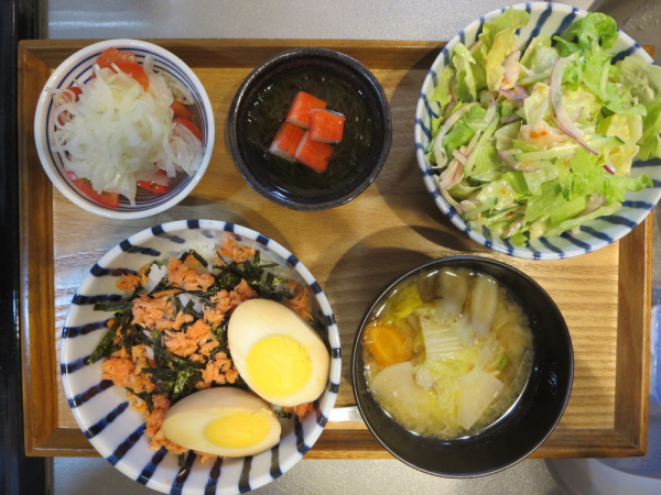 鮭フレークと煮たまご丼メインの献立