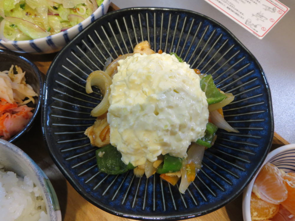 鶏むね肉と野菜の甘酢炒め(タルタルソース風のせ)