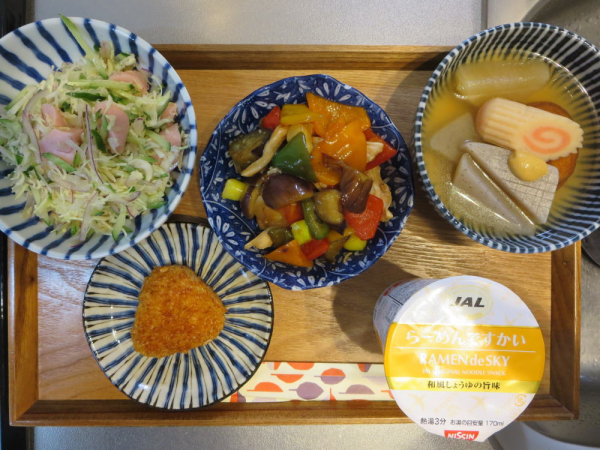 ミニカップラーメン＆焼きおにぎり(冷食)メインの献立