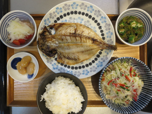 真あじ開きの焼魚メインの献立