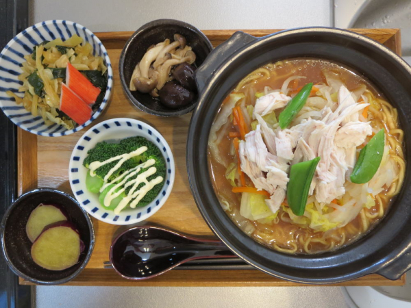 インスタントラーメン(ラ王)メインの献立