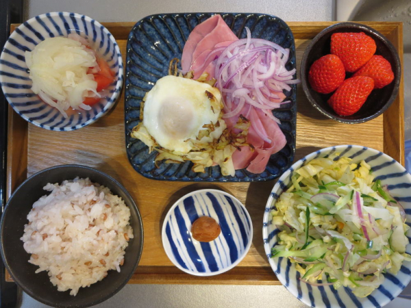 巣ごもり風目玉焼きとふんわりポーク(ハム)メインの献立