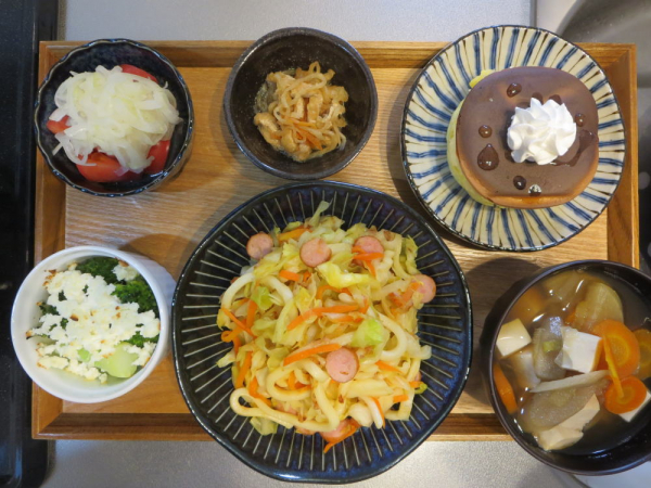 キャベツどっさり焼うどんメインの献立