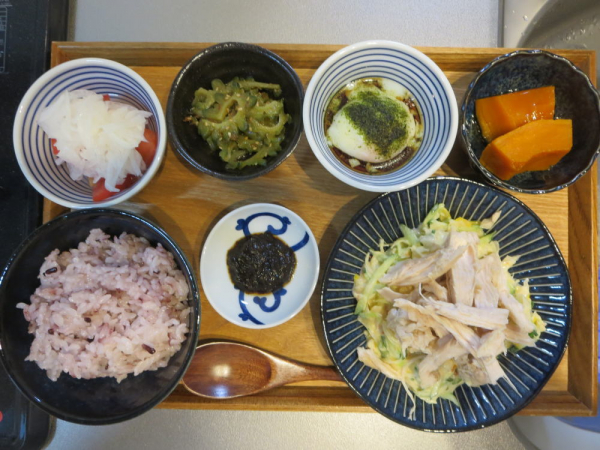 サラダチキンと温泉卵の献立