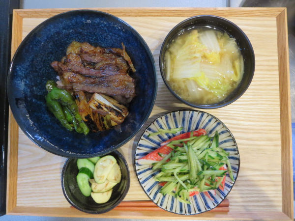 炙り焼肉丼の献立