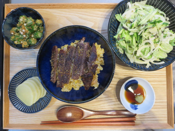 ガーリックライスのステーキ丼の献立