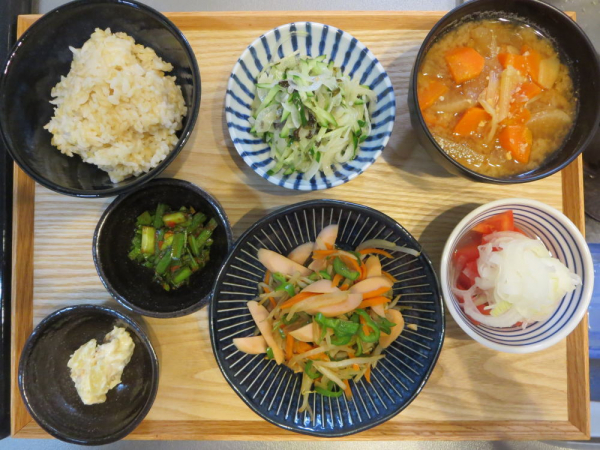 魚肉ソーセージと野菜の炒め物の献立