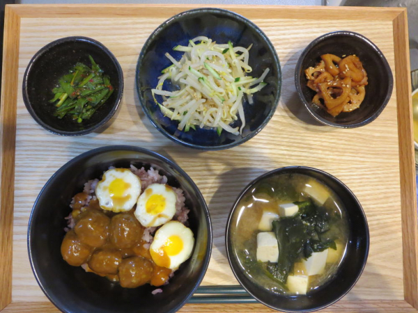 カレーミートボールとうずらの卵の目玉焼き丼の献立