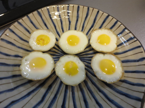 うずらの卵の目玉焼き