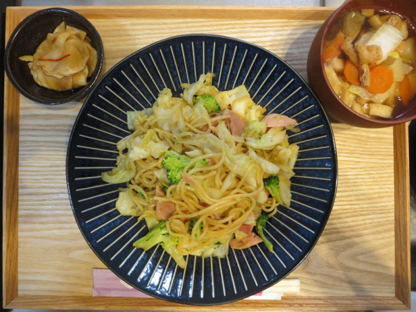 キャベツたっぷりバターしょう油味のパスタの献立