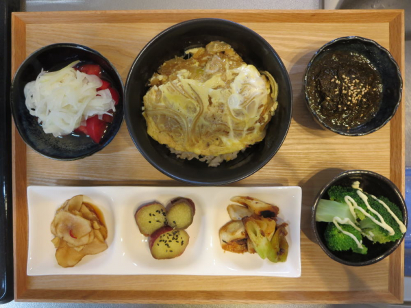 焼きカツ煮丼の献立