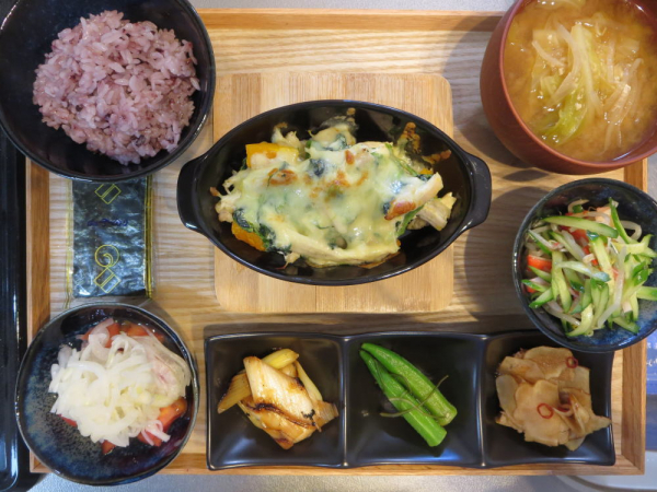 鶏むね肉(塩こうじ煮)とほうれん草、かぼちゃのチーズ焼きの献立