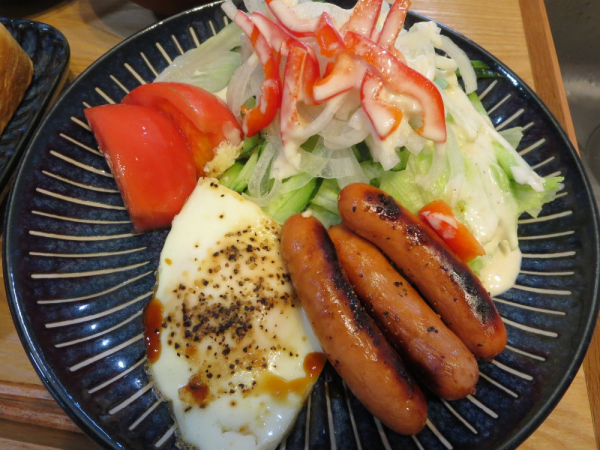 目玉焼き、ウインナー、野菜サラダ