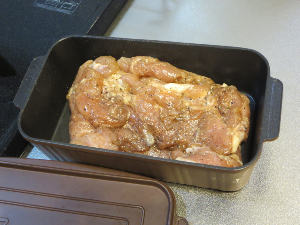 下味をつけた鶏もも肉をトースターパンに入れる
