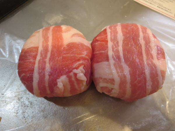 マッシュポテトを豚バラ肉で包む